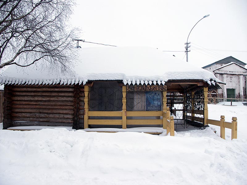 Кириллов: кафе "Монастырская изба" перед м-рём; 03.01.2005