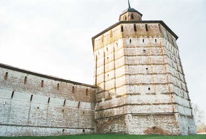 Кириллов: Вологодская башня Кирилло-Белозерского монастыря; 02.05.2002