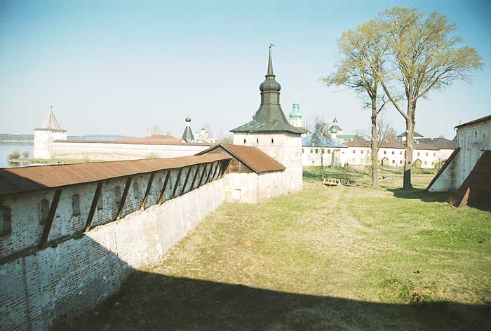 Кириллов: Котельная б. Кирилло-Белозерского монастыря; 03.05.2002