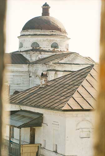 Кириллов: Казанский собор через бойницы; 03.05.2002
