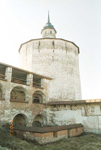 Кириллов: Кузнечная башня Кирилло-Белозерского монастыря; 03.05.2002
