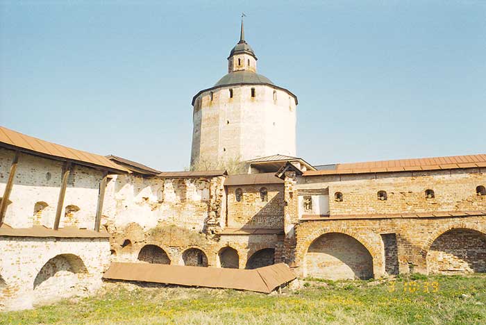 Кириллов: восток Мереженной башни Кирилло-Белозерского монастыря; 03.05.2002