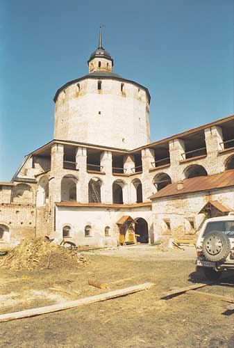 Кириллов: Б.Мереженная башня Кирилло-Белозерского монастыря; 03.05.2002
