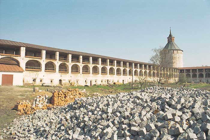 Кириллов: Грановитая башня Кирилло-Белозерского монастыря; 03.05.2002