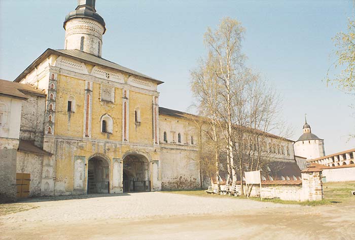Кириллов: Святые ворота с церковь Иоанна Лествичника Кирилло-Белозерского монастыря; 03.05.2002