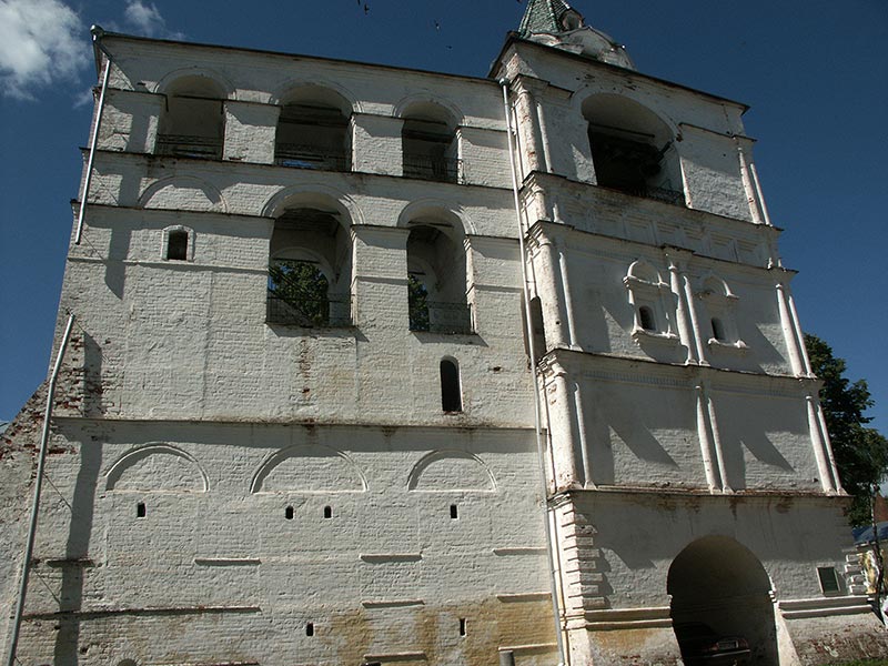 Кострома: Ипатьевский монастырь: Старый город: звонница, восток; 12:50 05.08.2005