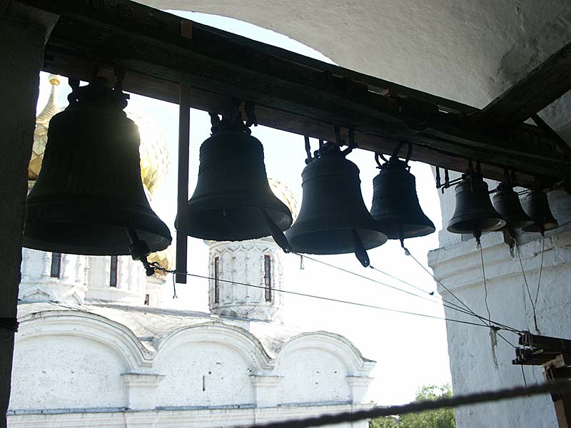 Кострома: Ипатьевский монастырь: Старый город: колокол звонницы; 13:09 05.08.2005