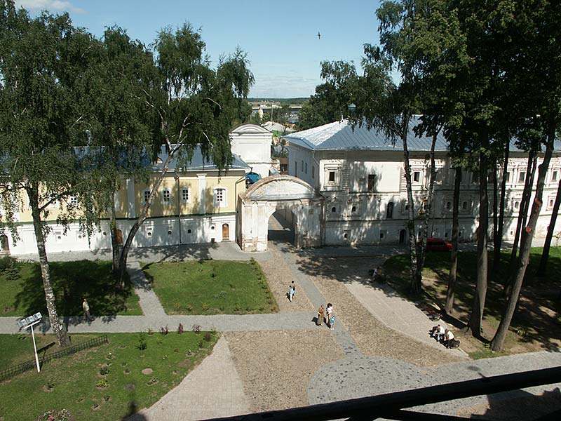 Кострома: Ипатьевский монастырь: Старый город: двор со звонницы; 13:10 05.08.2005