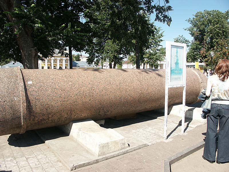 Кострома: пл.Сусанина: колонна от памятника; 14:37 05.08.2005
