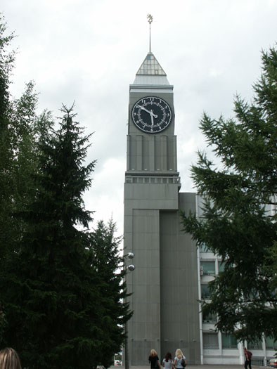 Красноярск: башня с часами на ул.Вейнбаума; 12.07.2004