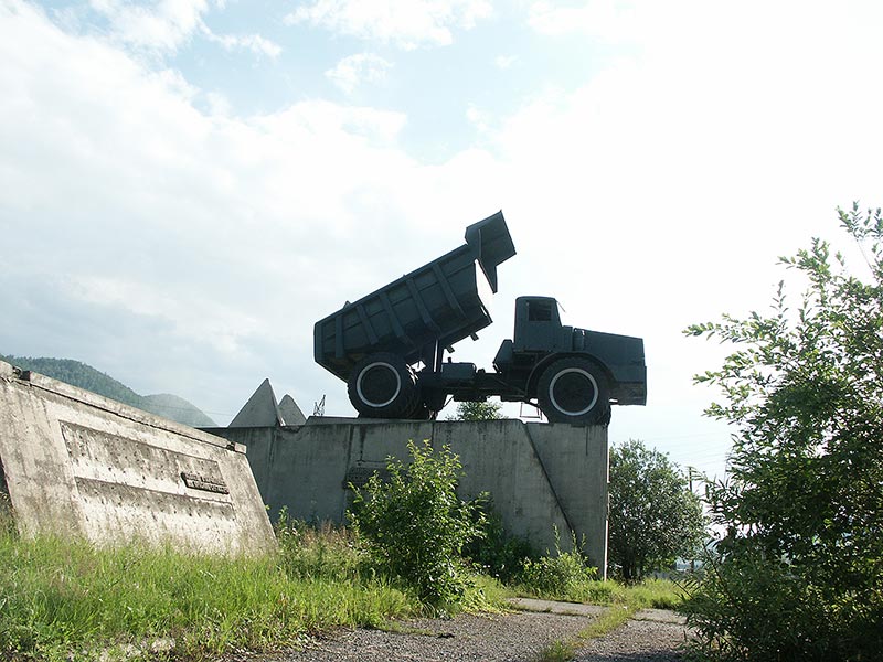 Красноярск: памятник-самосвал; 13.07.2004