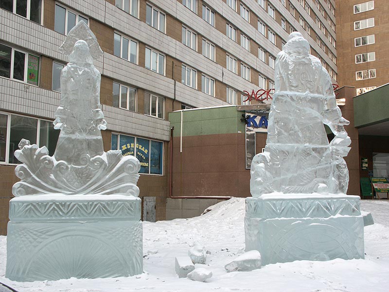 Красноярск: ледяная скульптура возле Китайского торгового города; 22.01.2005