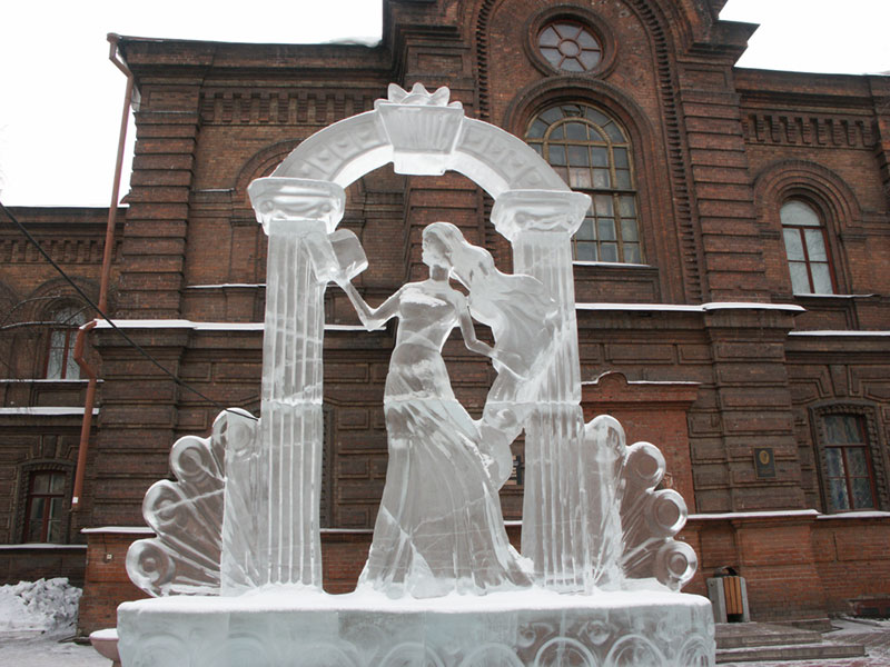 Красноярск: ледяная скульптура на пр.Мира,83; 22.01.2005
