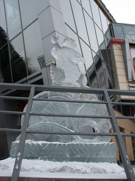 Красноярск: ледяная скульптура на пр.Мира,149; 22.01.2005