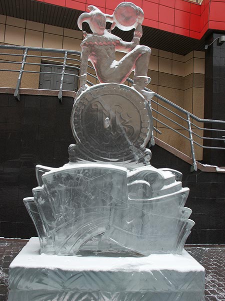 Красноярск: ледяная скульптура на пр.Мира,149; 22.01.2005