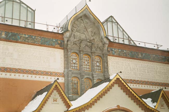 Москва: верхняя часть входа в Третьяковку, 31.12.2000