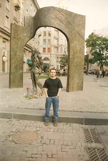 Москва: ул.Старый Арбат, памятник Окуджаве; 15.05.2002