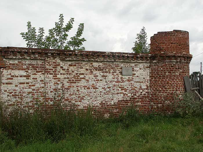 Переславль-Залесский: Никольский м-рь: стена 1761г., восток; 06.08.2003