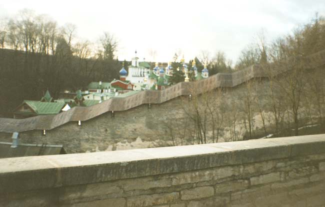 Печоры: Псково-Печорский м-рь со смотровой площадки, 11.12.1999