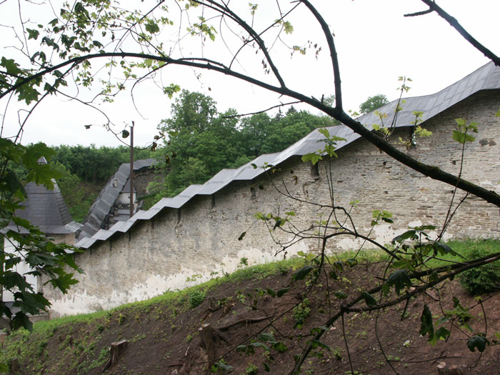 Печоры: Псково-Печорский Успенский м-рь: стена, север; 13.06.2004