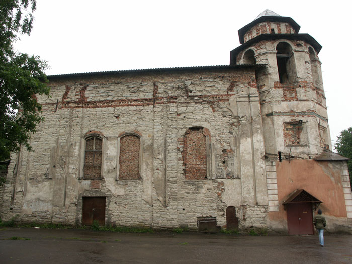 Псков: Средний город: церковь Богоматери Одигитрии, север; 12.06.2004