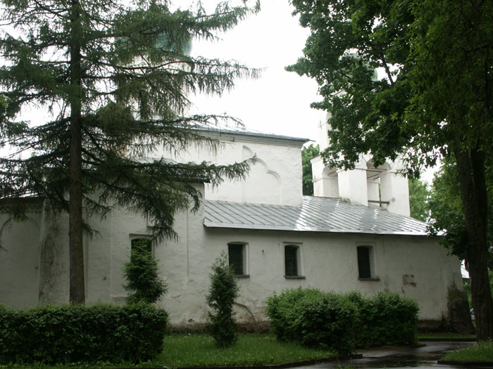 Псков: Средний город: церковь Анастасии Римлянки, север; 12.06.2004