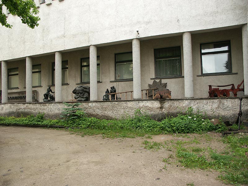 Псков: Окольный город: музей Поганкины палаты, двор; 12.06.2004