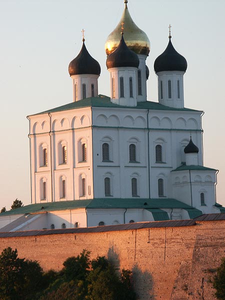 Псков: Кром: собор Троицкий с Ольгинского моста; 13.06.2004