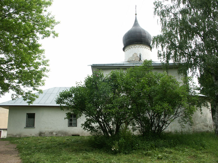 Псков: Завеличье: церковь Николы Каменноградского, юг; 14.06.2004