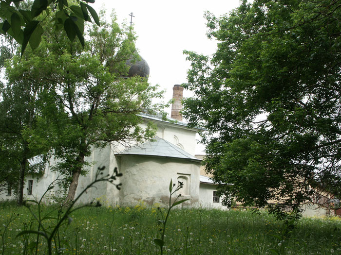 Псков: Завеличье: церковь Николы Каменноградского, ю-в; 14.06.2004