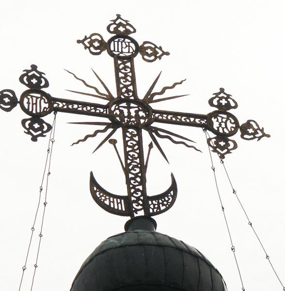 Псков: Завеличье: крест церковь Климента Папы Римского, запад; 14.06.2004