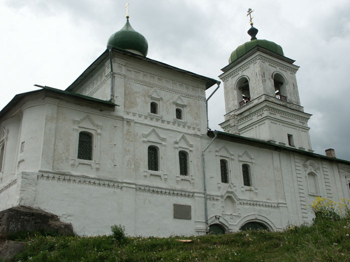Псков: Завеличье: Мирожский м-рь: церковь Стефановская и колокольня, с-в; 14.06.2004