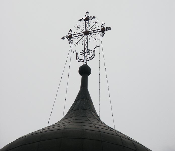 Псков: Окольный город: крест церковь Иоакима и Анны, ю-з; 14.06.2004