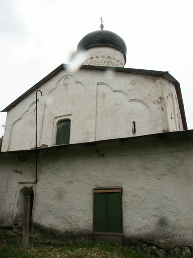 Псков: Запсковье: церковь Косьмы и Дамиана с Примостья, север; 14.06.2004