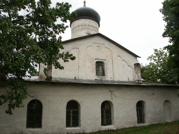 Псков: Запсковье: церковь Косьмы и Дамиана с Примостья, юг; 14.06.2004