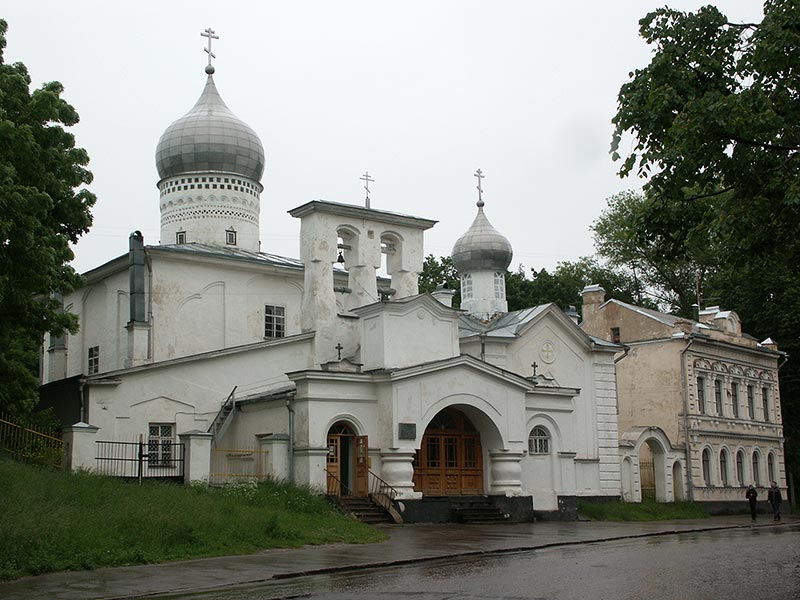 Псков: Запсковье: церковь Варлаама Хутынского, с-з; 14.06.2004