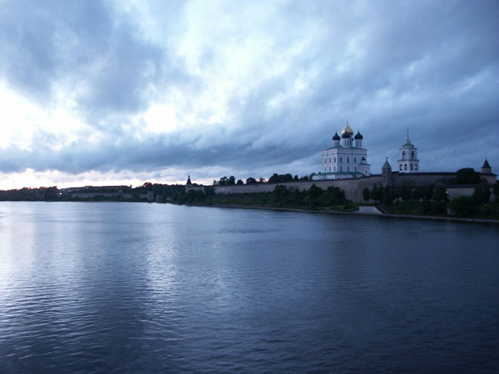 Псков: Кром с Ольгинского моста; 14.06.2004