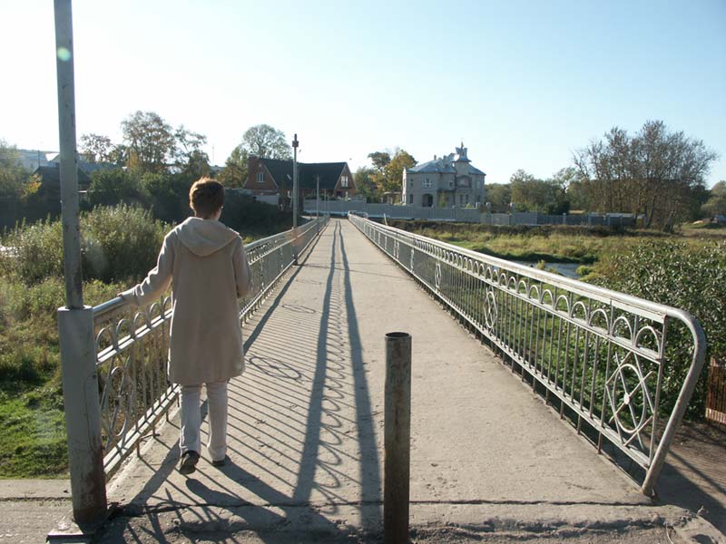 Псков: Запсковье: пешеходный мост через р.Пскову; 16:06 08.10.2005