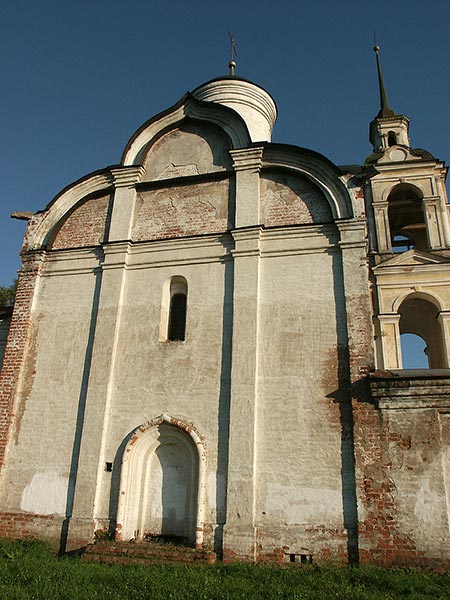 Ростов Великий: север церковь Вознесения; 04.08.2003