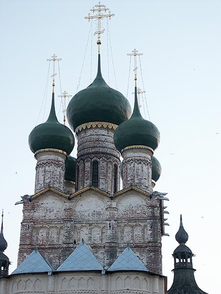 Ростов Великий: Кремль: восток церковь Иоанна Богослова; 04.08.2003