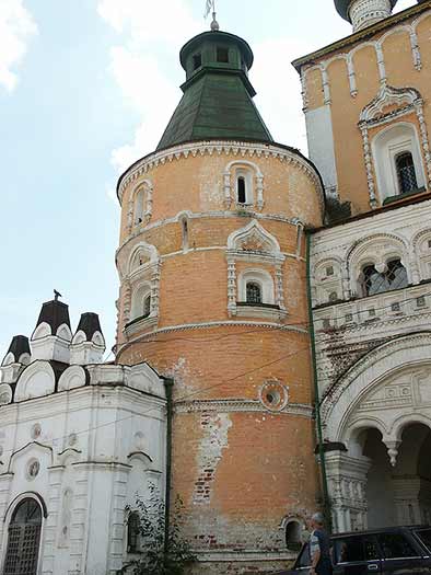 Борисоглеб: Борисоглебский м-рь: север церковь Сретенская, восточная б.; 05.08.2003