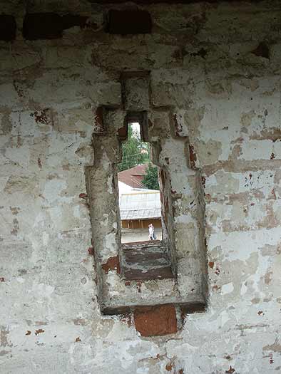 Борисоглеб: Борисоглебский м-рь: бойница стены между церковь Сретенской и с-в б.; 05.08.2003