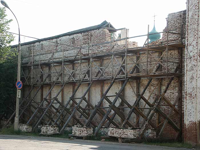 Борисоглеб: Борисоглебский м-рь: стена южнее с-в б., с-в; 05.08.2003