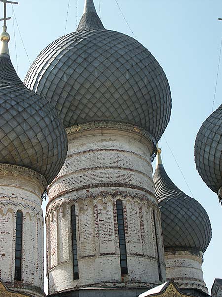 Ростов Великий: Кремль: главы Успенского собора со звонницы; 14:54 06.08.2005