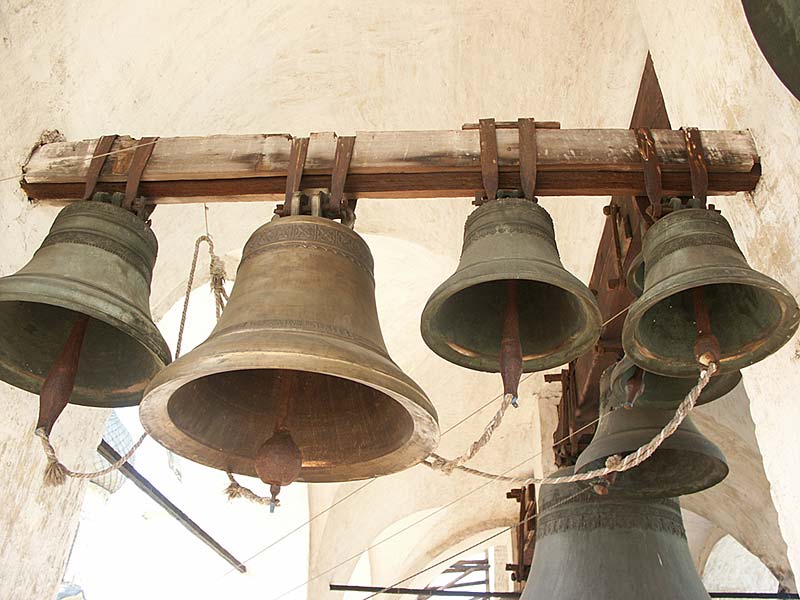 Ростов Великий: Кремль: колокола звонницы Успенского собора; 14:59 06.08.2005