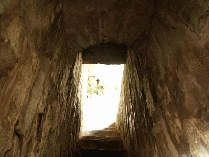 Старая Ладога: Ладожская крепость: лестница в укреплениях; 04.10.2003