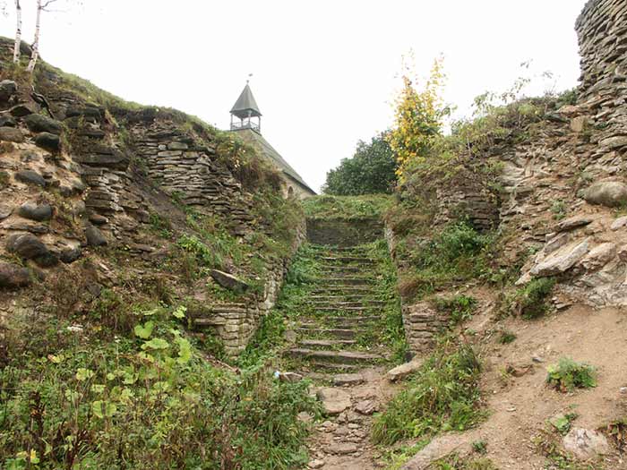 Старая Ладога: Ладожская крепость: лестница к в.стене; 04.10.2003