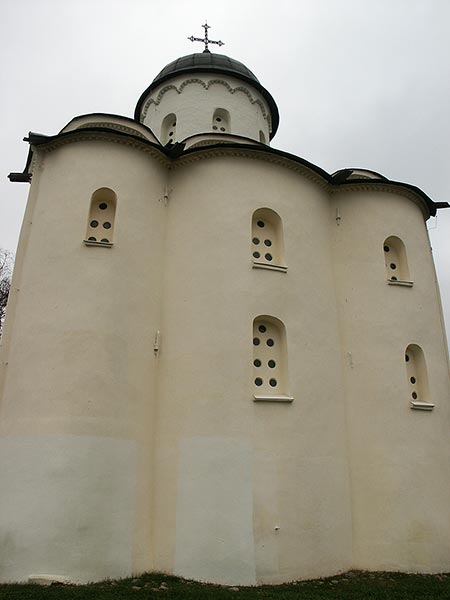 Старая Ладога: Ладожская крепость: восток церковь св.Георгия; 04.10.2003