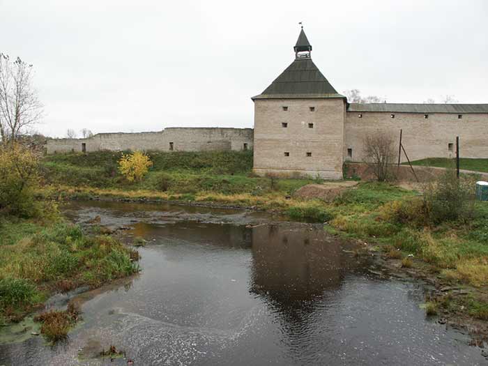 Старая Ладога: Ладожская крепость, р.Ладожка; 04.10.2003