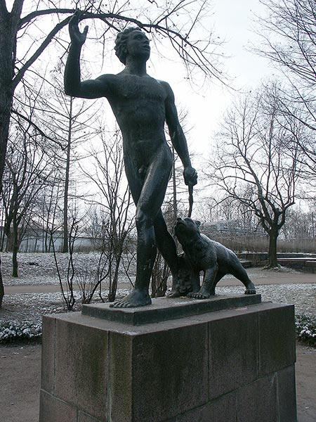 Выборг: скульптура мальчика с медведем в парке на ул.Ленина; 22.11.2003